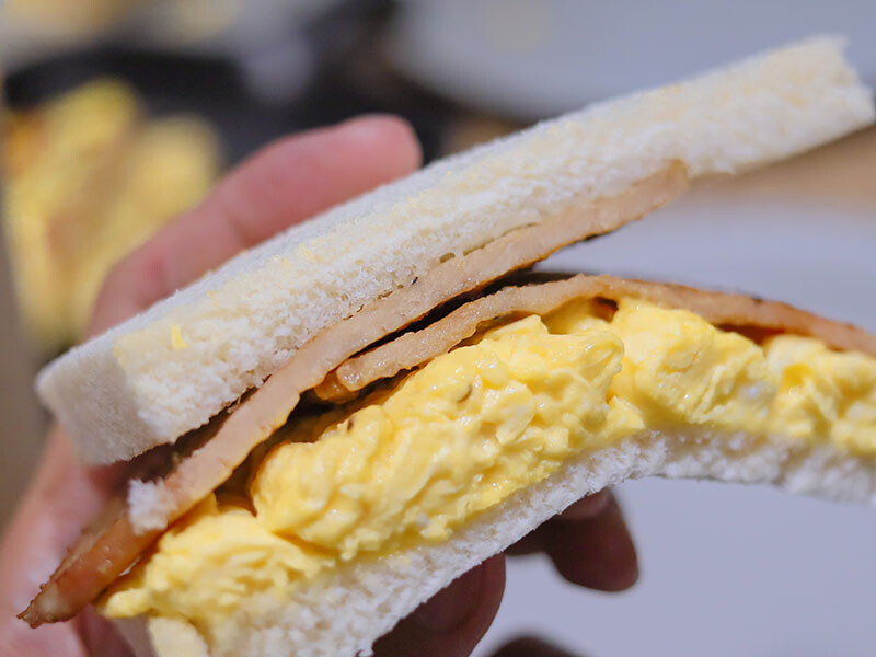 只有阿嬤做的吐司才這麼胖！滑嫩炒蛋水嫩好好吃，每一口都咬得到肉肉~