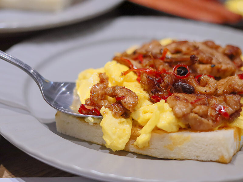 只有阿嬤做的吐司才這麼胖！滑嫩炒蛋水嫩好好吃，每一口都咬得到肉肉~