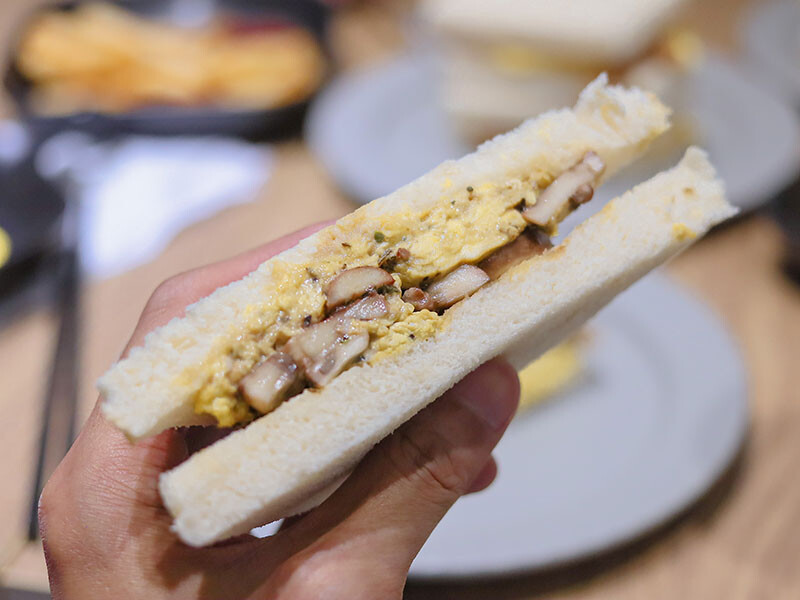 只有阿嬤做的吐司才這麼胖！滑嫩炒蛋水嫩好好吃，每一口都咬得到肉肉~