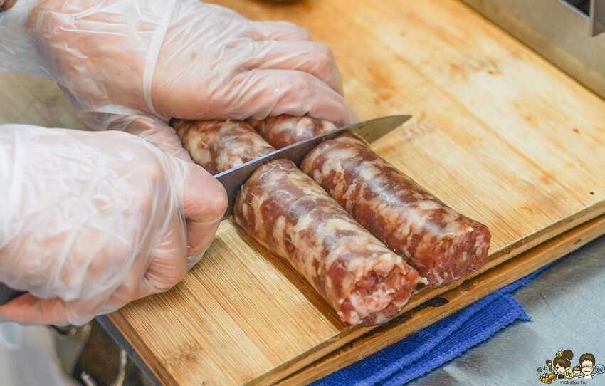 章記黑豬肉香腸、手工大腸 X 在地超過20年老字號 純手工黑香腸、手作糯米腸、獨家客家鹹豬肉，高雄六龜必吃美食 - 跟著尼力吃喝玩樂＆親子生活