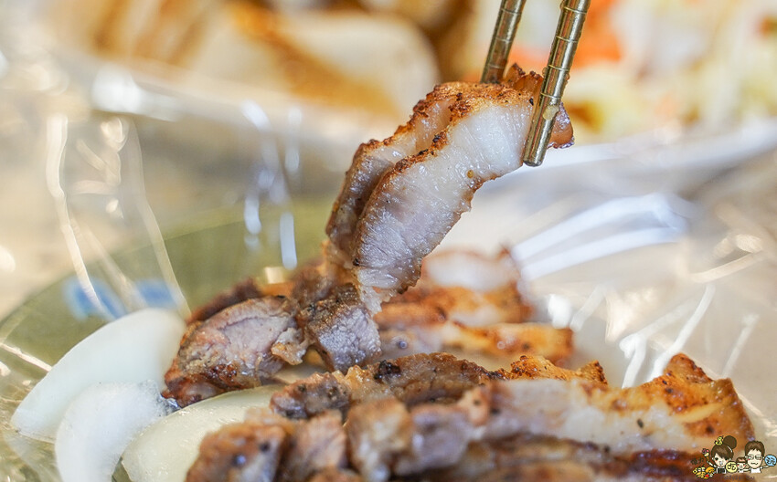 章記黑豬肉香腸、手工大腸 X 在地超過20年老字號 純手工黑香腸、手作糯米腸、獨家客家鹹豬肉，高雄六龜必吃美食 - 跟著尼力吃喝玩樂＆親子生活