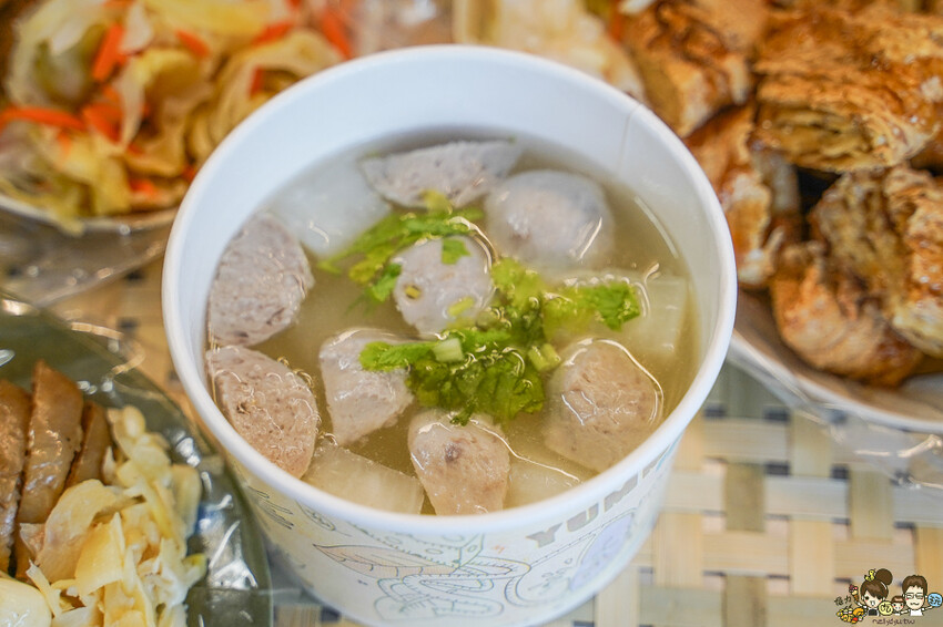 章記黑豬肉香腸、手工大腸 X 在地超過20年老字號 純手工黑香腸、手作糯米腸、獨家客家鹹豬肉，高雄六龜必吃美食 - 跟著尼力吃喝玩樂＆親子生活