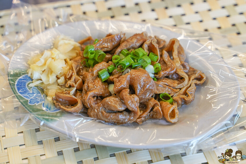 章記黑豬肉香腸、手工大腸 X 在地超過20年老字號 純手工黑香腸、手作糯米腸、獨家客家鹹豬肉，高雄六龜必吃美食 - 跟著尼力吃喝玩樂＆親子生活