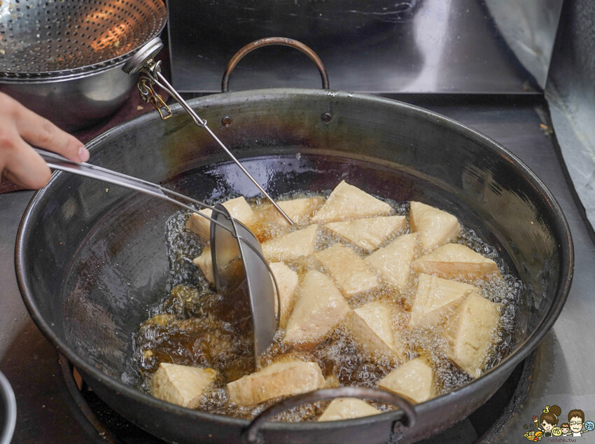 章記黑豬肉香腸、手工大腸 X 在地超過20年老字號 純手工黑香腸、手作糯米腸、獨家客家鹹豬肉，高雄六龜必吃美食 - 跟著尼力吃喝玩樂＆親子生活