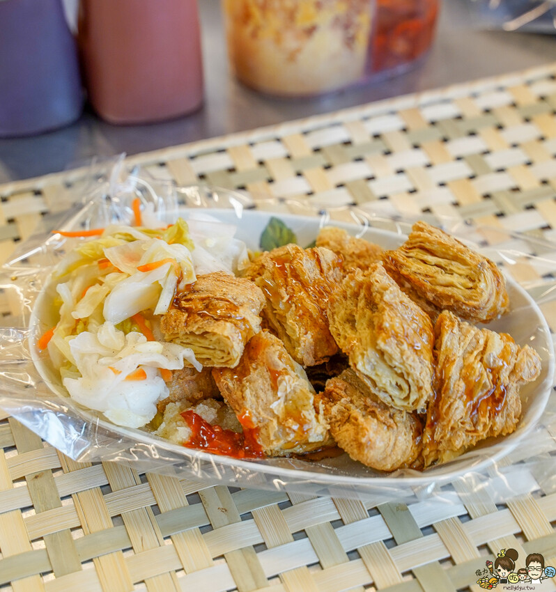 章記黑豬肉香腸、手工大腸 X 在地超過20年老字號 純手工黑香腸、手作糯米腸、獨家客家鹹豬肉，高雄六龜必吃美食 - 跟著尼力吃喝玩樂＆親子生活