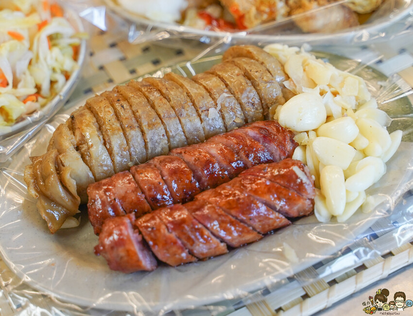 章記黑豬肉香腸、手工大腸 X 在地超過20年老字號 純手工黑香腸、手作糯米腸、獨家客家鹹豬肉，高雄六龜必吃美食 - 跟著尼力吃喝玩樂＆親子生活