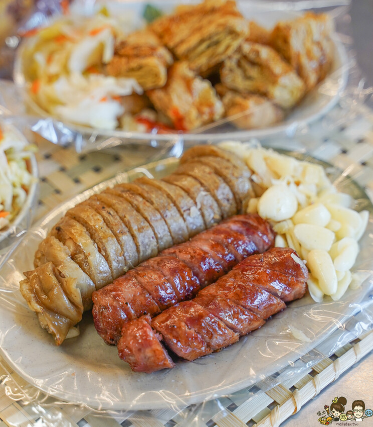 章記黑豬肉香腸、手工大腸 X 在地超過20年老字號 純手工黑香腸、手作糯米腸、獨家客家鹹豬肉，高雄六龜必吃美食 - 跟著尼力吃喝玩樂＆親子生活