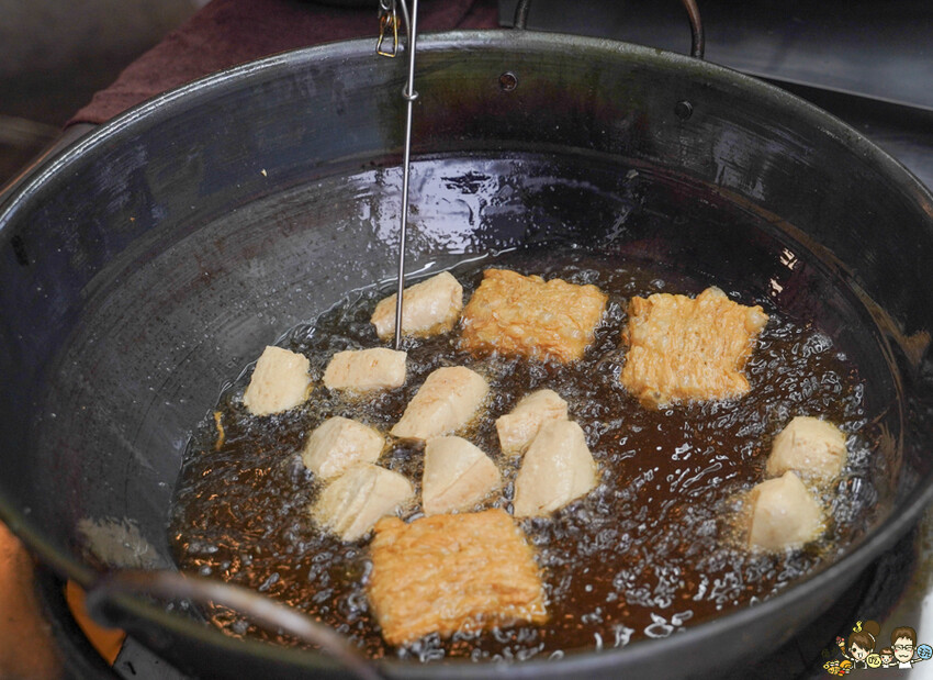 章記黑豬肉香腸、手工大腸 X 在地超過20年老字號 純手工黑香腸、手作糯米腸、獨家客家鹹豬肉，高雄六龜必吃美食 - 跟著尼力吃喝玩樂＆親子生活