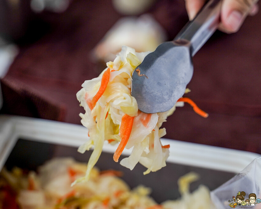 章記黑豬肉香腸、手工大腸 X 在地超過20年老字號 純手工黑香腸、手作糯米腸、獨家客家鹹豬肉，高雄六龜必吃美食 - 跟著尼力吃喝玩樂＆親子生活