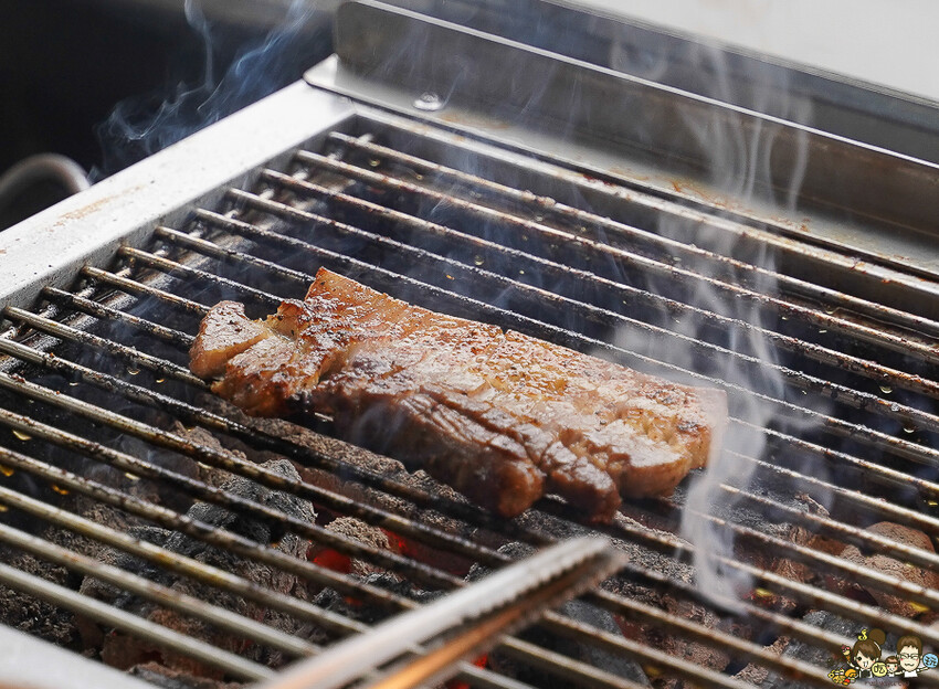 章記黑豬肉香腸、手工大腸 X 在地超過20年老字號 純手工黑香腸、手作糯米腸、獨家客家鹹豬肉，高雄六龜必吃美食 - 跟著尼力吃喝玩樂＆親子生活