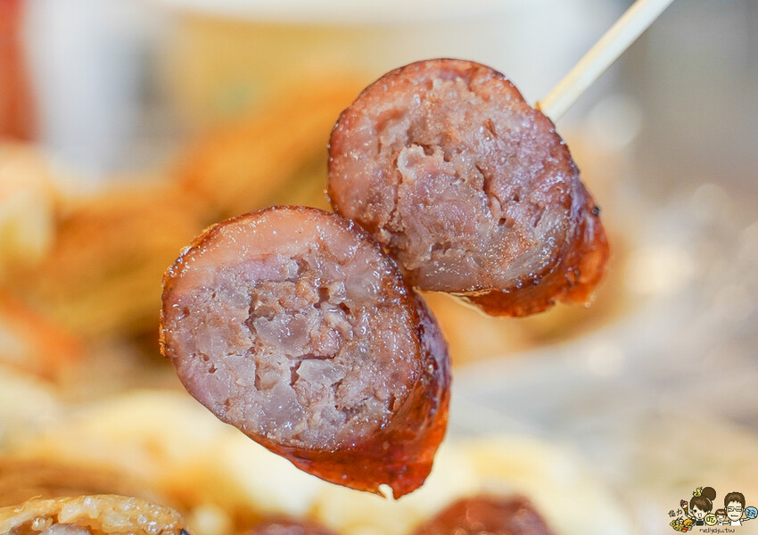 章記黑豬肉香腸、手工大腸 X 在地超過20年老字號 純手工黑香腸、手作糯米腸、獨家客家鹹豬肉，高雄六龜必吃美食 - 跟著尼力吃喝玩樂＆親子生活