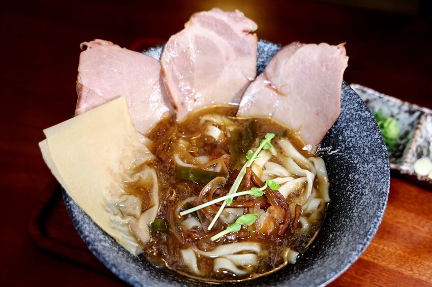 台北市大安區忠孝新生站 | 湯神 頂級和牛牛肉麵 純正滴牛精原汁原味