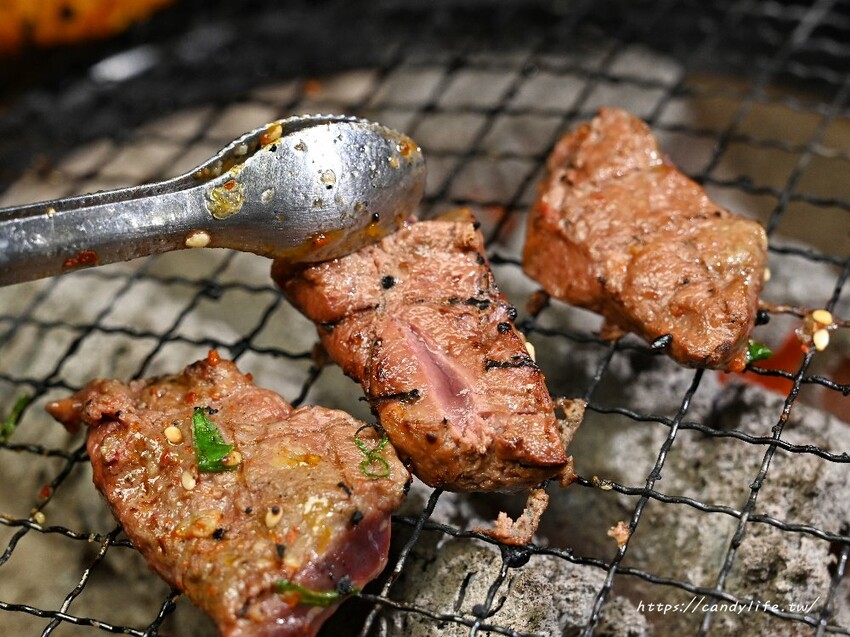 台中市西屯區Hi燒肉！油膩大叔の燒肉店｜台中高質感炭火燒肉推薦，傳統日式居酒屋風格，主打內臟燒肉