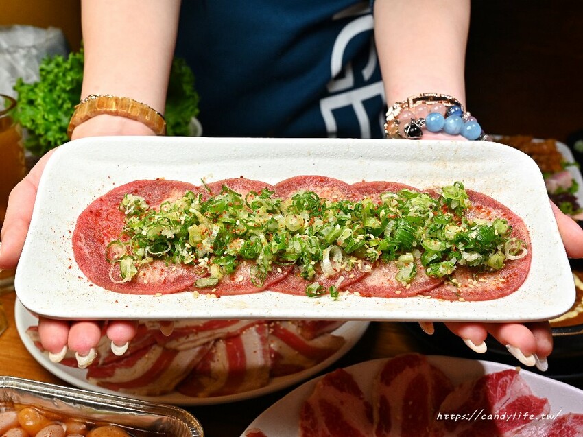 台中市西屯區Hi燒肉！油膩大叔の燒肉店｜台中高質感炭火燒肉推薦，傳統日式居酒屋風格，主打內臟燒肉