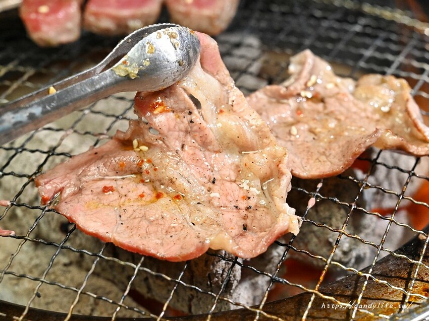 台中市西屯區Hi燒肉！油膩大叔の燒肉店｜台中高質感炭火燒肉推薦，傳統日式居酒屋風格，主打內臟燒肉