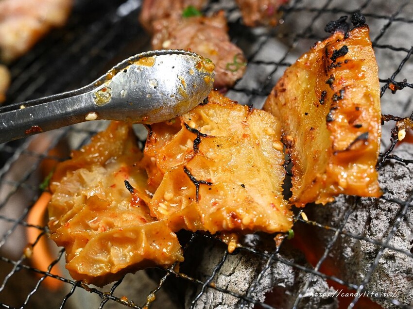 台中市西屯區Hi燒肉！油膩大叔の燒肉店｜台中高質感炭火燒肉推薦，傳統日式居酒屋風格，主打內臟燒肉