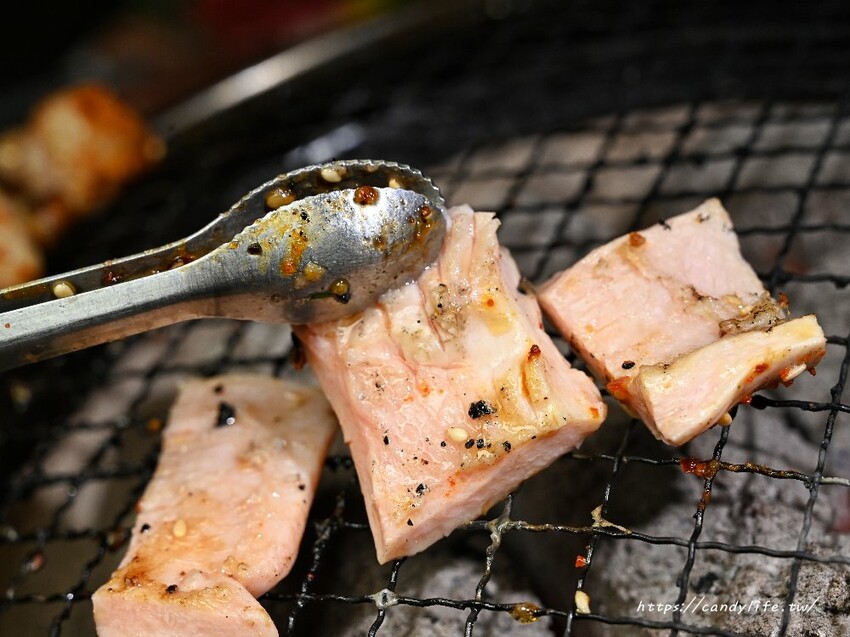 台中市西屯區Hi燒肉！油膩大叔の燒肉店｜台中高質感炭火燒肉推薦，傳統日式居酒屋風格，主打內臟燒肉