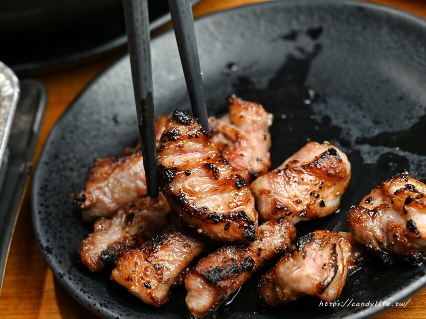 台中市西屯區Hi燒肉！油膩大叔の燒肉店｜台中高質感炭火燒肉推薦，傳統日式居酒屋風格，主打內臟燒肉
