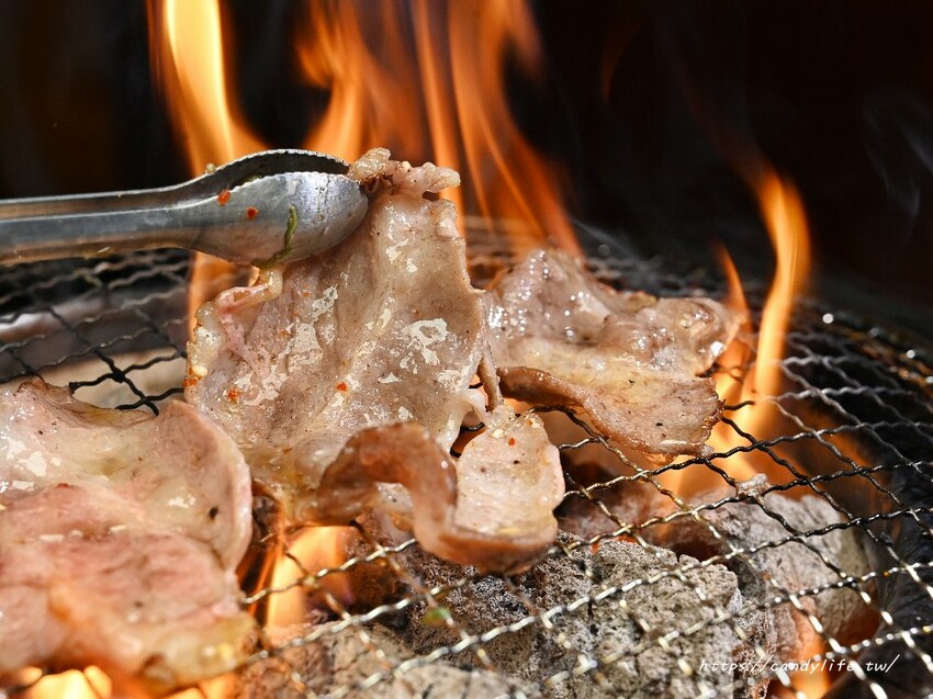 台中市西屯區Hi燒肉！油膩大叔の燒肉店｜台中高質感炭火燒肉推薦，傳統日式居酒屋風格，主打內臟燒肉