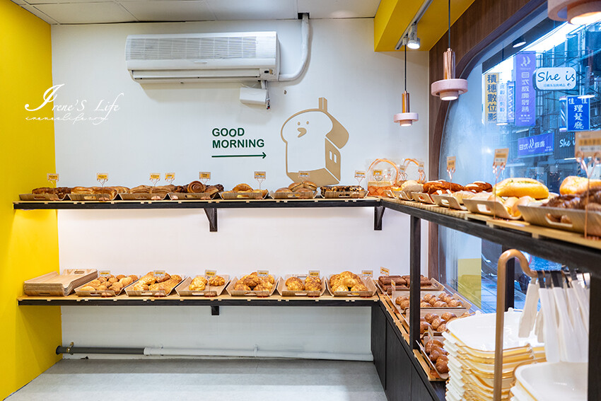 文青麵包店新開幕，現烤麵包一出爐就秒殺，挑戰最便宜的麵包，現烤麵包4個只要100元 @Irene's 食旅．時旅