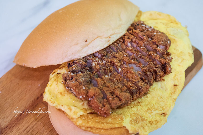 文青麵包店新開幕，現烤麵包一出爐就秒殺，挑戰最便宜的麵包，現烤麵包4個只要100元 @Irene's 食旅．時旅