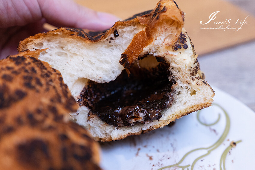 文青麵包店新開幕，現烤麵包一出爐就秒殺，挑戰最便宜的麵包，現烤麵包4個只要100元 @Irene's 食旅．時旅