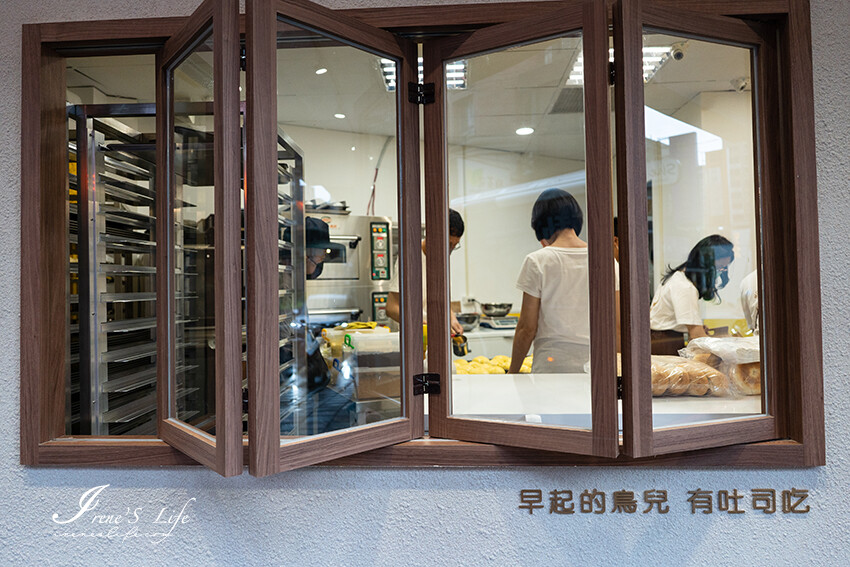 文青麵包店新開幕，現烤麵包一出爐就秒殺，挑戰最便宜的麵包，現烤麵包4個只要100元 @Irene's 食旅．時旅