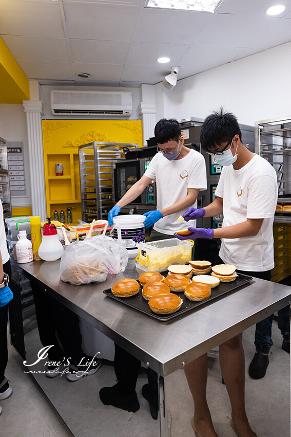 文青麵包店新開幕，現烤麵包一出爐就秒殺，挑戰最便宜的麵包，現烤麵包4個只要100元 @Irene's 食旅．時旅