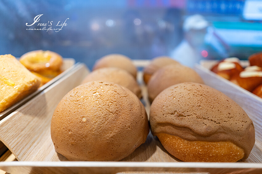 文青麵包店新開幕，現烤麵包一出爐就秒殺，挑戰最便宜的麵包，現烤麵包4個只要100元 @Irene's 食旅．時旅