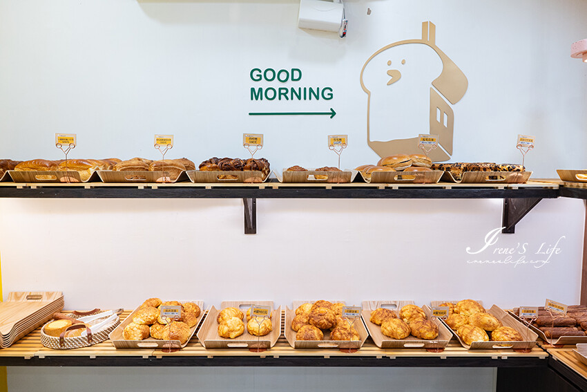 文青麵包店新開幕，現烤麵包一出爐就秒殺，挑戰最便宜的麵包，現烤麵包4個只要100元 @Irene's 食旅．時旅