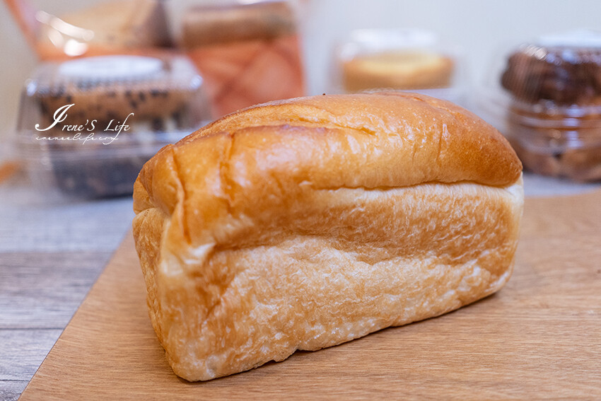 文青麵包店新開幕，現烤麵包一出爐就秒殺，挑戰最便宜的麵包，現烤麵包4個只要100元 @Irene's 食旅．時旅