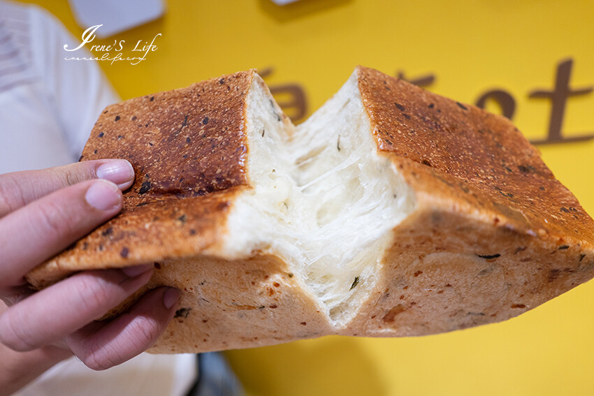 文青麵包店新開幕，現烤麵包一出爐就秒殺，挑戰最便宜的麵包，現烤麵包4個只要100元 @Irene's 食旅．時旅