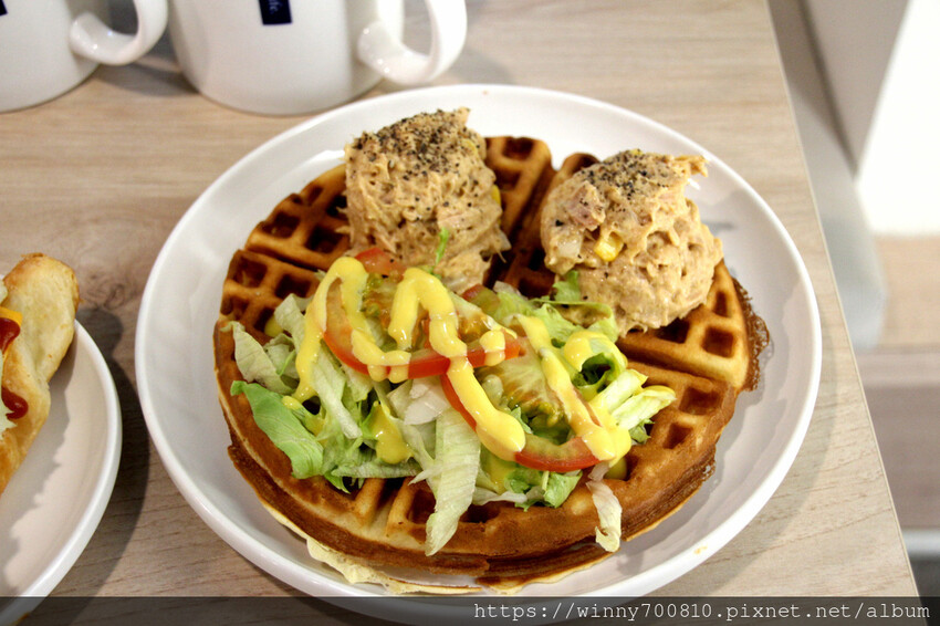 新北市三重區新北/三重 有插座舒適空間咖啡廳 三重優質咖啡廳推薦！彩虹 🌈蜂蜜蛋糕超吸睛～【可集咖啡】cozy co