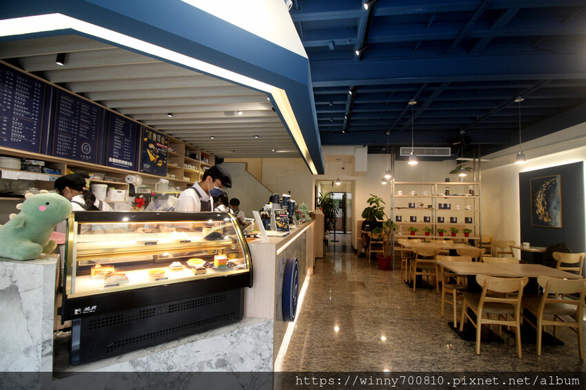 新北市三重區新北/三重 有插座舒適空間咖啡廳 三重優質咖啡廳推薦！彩虹 🌈蜂蜜蛋糕超吸睛～【可集咖啡】cozy co