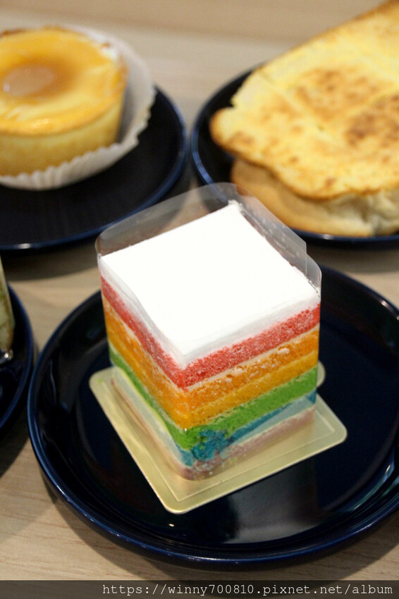 新北市三重區新北/三重 有插座舒適空間咖啡廳 三重優質咖啡廳推薦！彩虹 🌈蜂蜜蛋糕超吸睛～【可集咖啡】cozy co