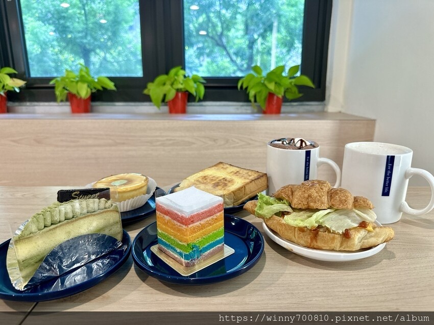 新北市三重區新北/三重 有插座舒適空間咖啡廳 三重優質咖啡廳推薦！彩虹 🌈蜂蜜蛋糕超吸睛～【可集咖啡】cozy co