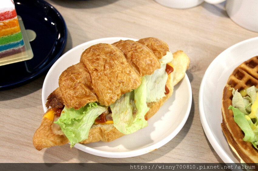 新北市三重區新北/三重 有插座舒適空間咖啡廳 三重優質咖啡廳推薦！彩虹 🌈蜂蜜蛋糕超吸睛～【可集咖啡】cozy co