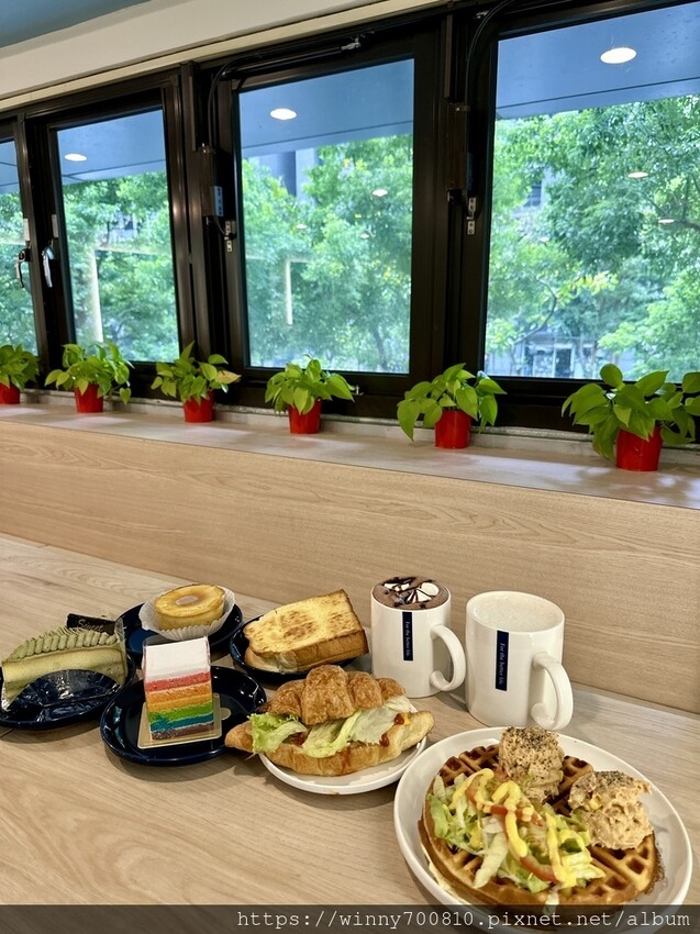 新北市三重區新北/三重 有插座舒適空間咖啡廳 三重優質咖啡廳推薦！彩虹 🌈蜂蜜蛋糕超吸睛～【可集咖啡】cozy co