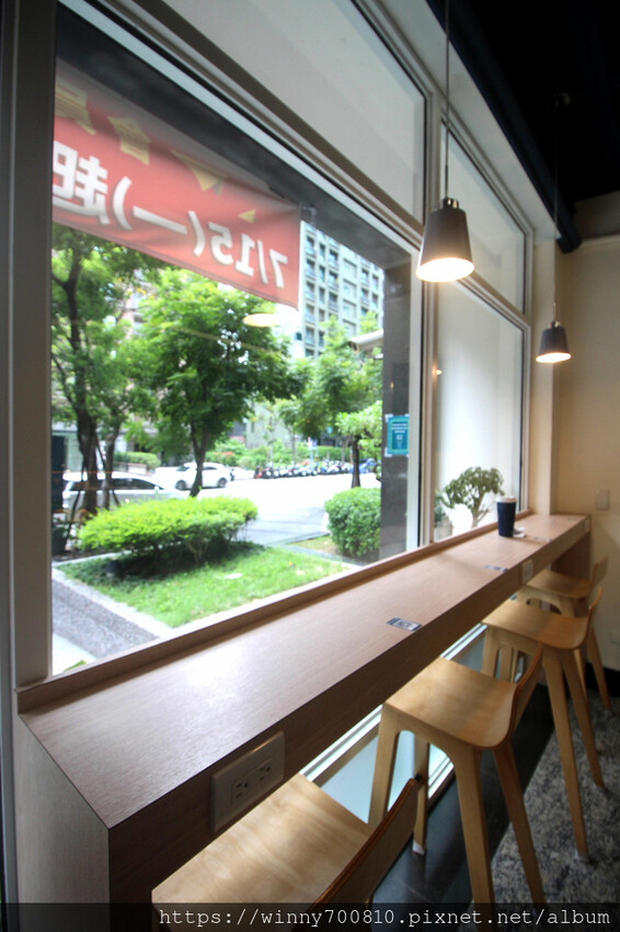 新北市三重區新北/三重 有插座舒適空間咖啡廳 三重優質咖啡廳推薦！彩虹 🌈蜂蜜蛋糕超吸睛～【可集咖啡】cozy co