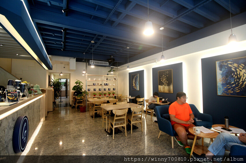 新北市三重區新北/三重 有插座舒適空間咖啡廳 三重優質咖啡廳推薦！彩虹 🌈蜂蜜蛋糕超吸睛～【可集咖啡】cozy co