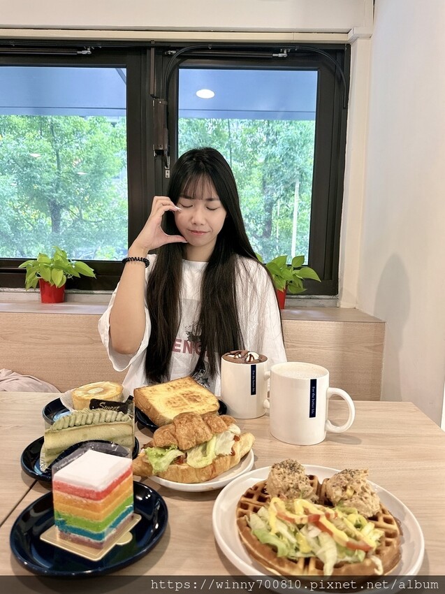 新北市三重區新北/三重 有插座舒適空間咖啡廳 三重優質咖啡廳推薦！彩虹 🌈蜂蜜蛋糕超吸睛～【可集咖啡】cozy co