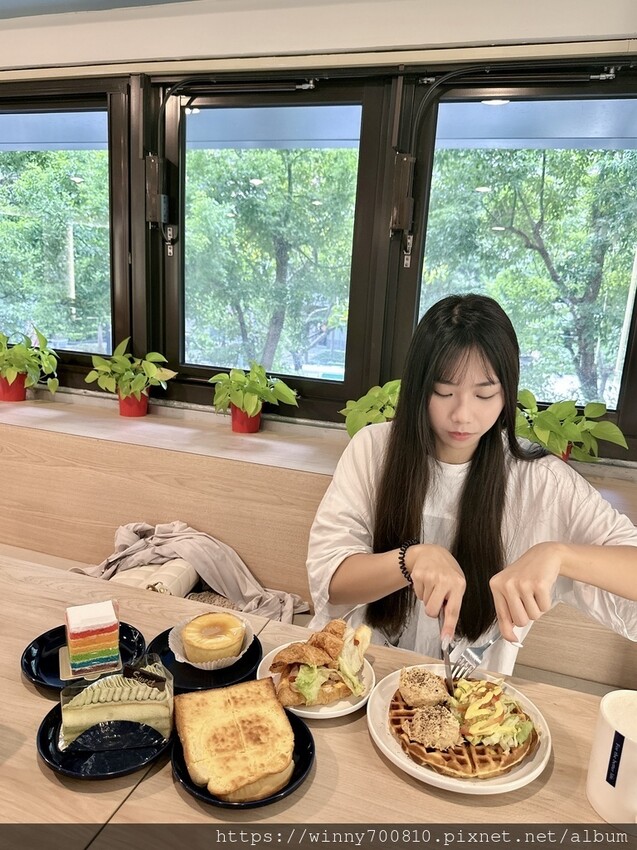 新北市三重區新北/三重 有插座舒適空間咖啡廳 三重優質咖啡廳推薦！彩虹 🌈蜂蜜蛋糕超吸睛～【可集咖啡】cozy co