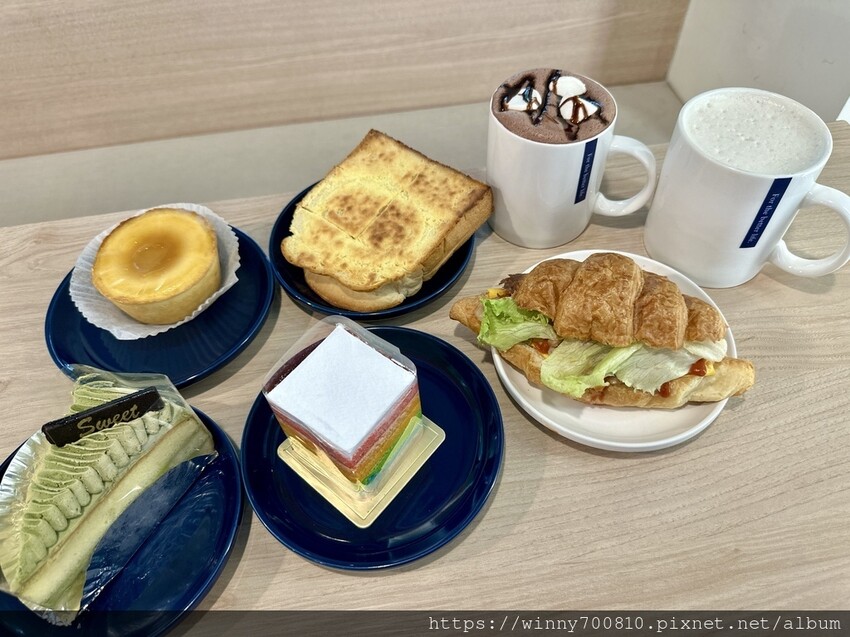 新北市三重區新北/三重 有插座舒適空間咖啡廳 三重優質咖啡廳推薦！彩虹 🌈蜂蜜蛋糕超吸睛～【可集咖啡】cozy co