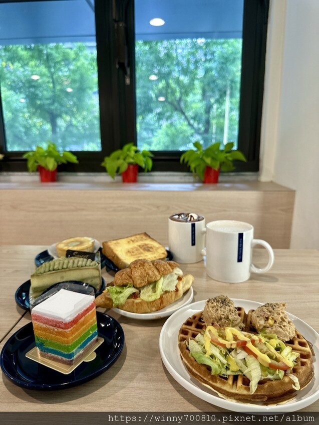 新北市三重區新北/三重 有插座舒適空間咖啡廳 三重優質咖啡廳推薦！彩虹 🌈蜂蜜蛋糕超吸睛～【可集咖啡】cozy co