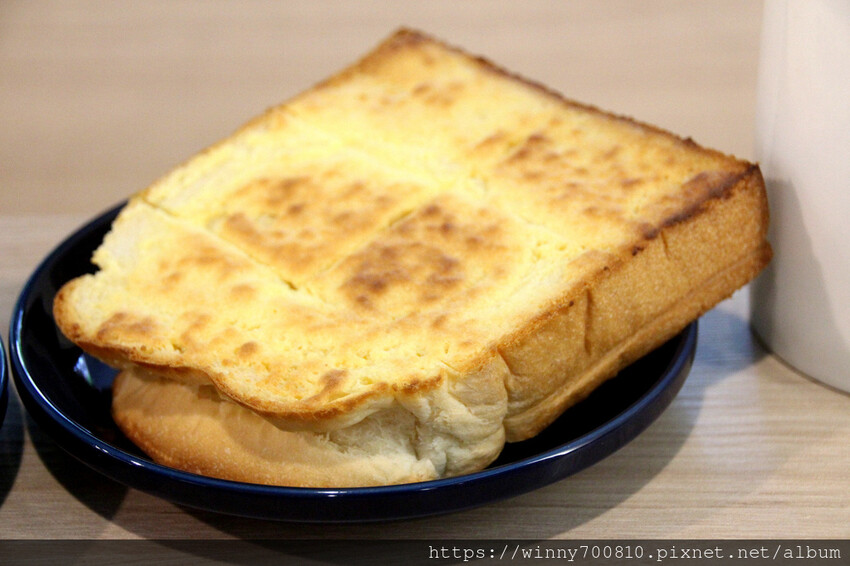 新北市三重區新北/三重 有插座舒適空間咖啡廳 三重優質咖啡廳推薦！彩虹 🌈蜂蜜蛋糕超吸睛～【可集咖啡】cozy co