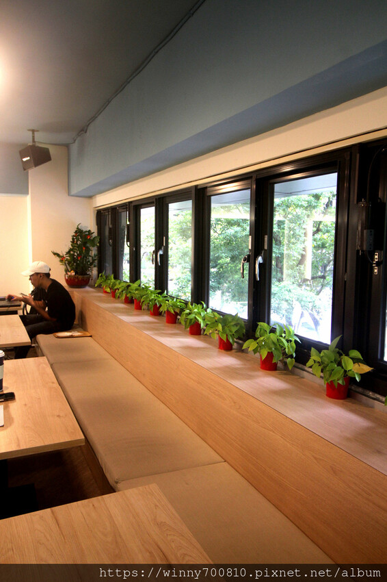 新北市三重區新北/三重 有插座舒適空間咖啡廳 三重優質咖啡廳推薦！彩虹 🌈蜂蜜蛋糕超吸睛～【可集咖啡】cozy co