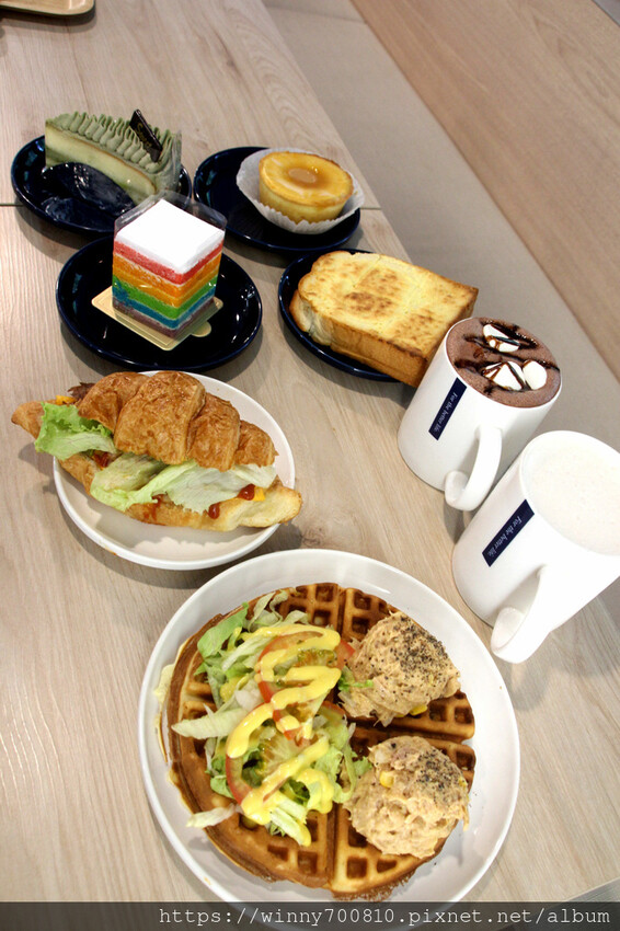 新北市三重區新北/三重 有插座舒適空間咖啡廳 三重優質咖啡廳推薦！彩虹 🌈蜂蜜蛋糕超吸睛～【可集咖啡】cozy co