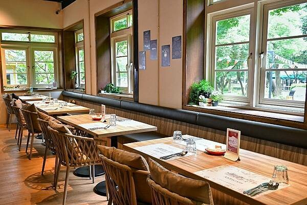 【台北士林】阿緹卡Pizza專賣店 Antica 58  | 美式建築庭園餐廳，羅馬式方形披薩，實驗室DIY冰咖啡，無限享用的氣泡水，經典義式甜點，2022菜單