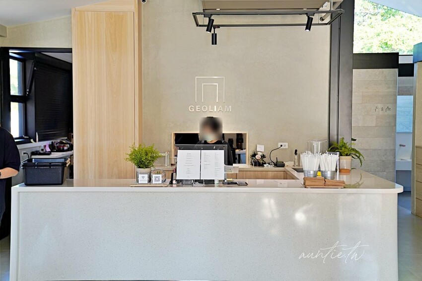 【台中】西屯｜GEOLIAM 門門，戶外空間大草地，豪宅區裡的IG熱門打卡咖啡廳