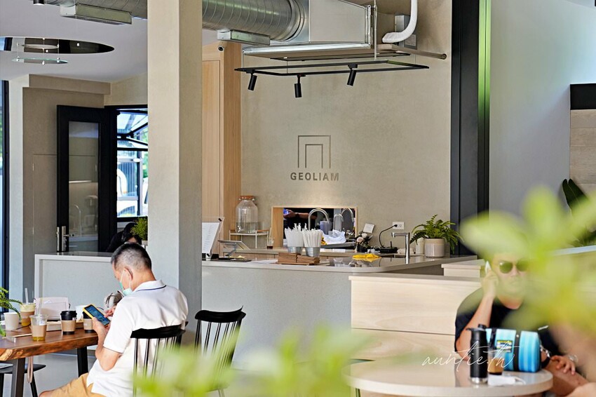 【台中】西屯｜GEOLIAM 門門，戶外空間大草地，豪宅區裡的IG熱門打卡咖啡廳